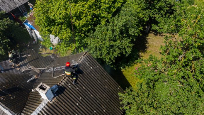 Rapprochez-vous d'un couvreur spécialisé en nettoyage toiture pour un entretien efficace